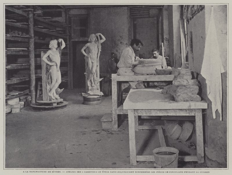 Verksted for å lage beholdere for porselensbiter som skal oppbevares i under brenning på Sevres porselensfabrikk, Frankrike (s/hv-bilde) av French Photographer