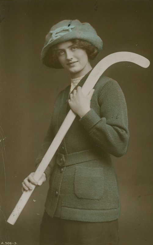 Ung kvinne bærer en hockeystav over skulderen av French Photographer