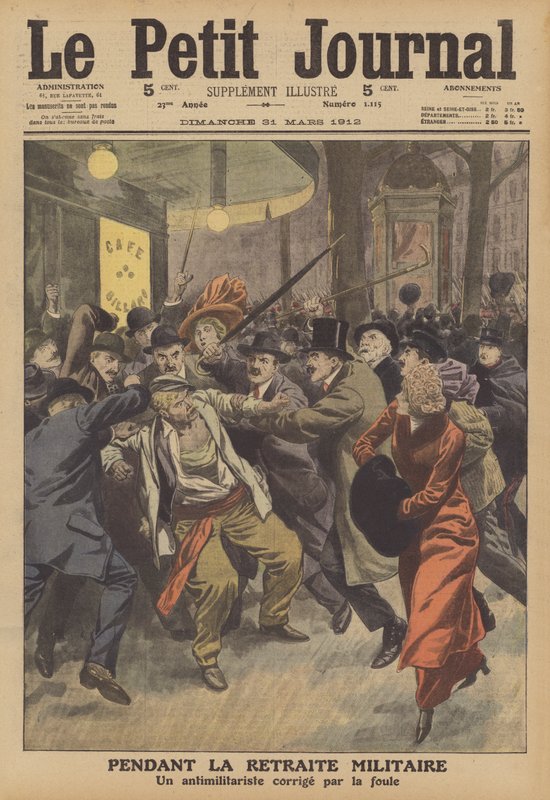 En fransk antimilitarist angrepet av en folkemengde ved en militærparade (farge litho) av French School