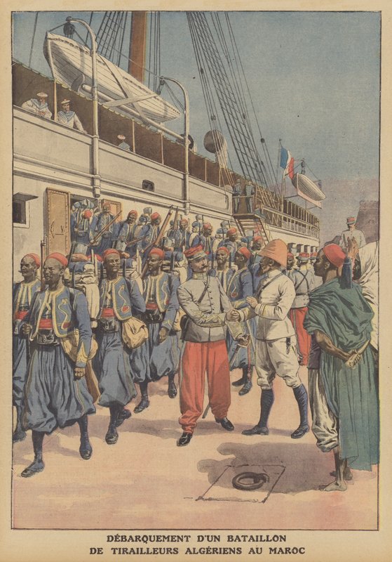 En bataljon av algeriske tiraillører går av fra et skip i Casablanca, Marokko (farge litho) av French School