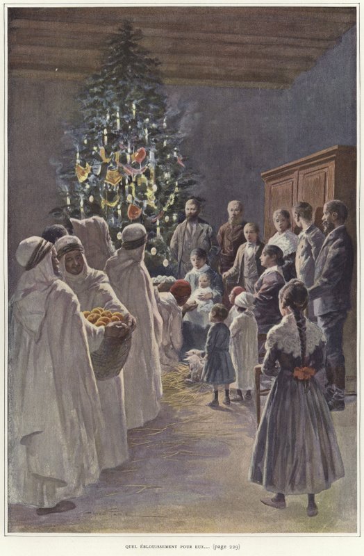 En familiegruppe som ser på en julekrybbe ved et juletre av French School