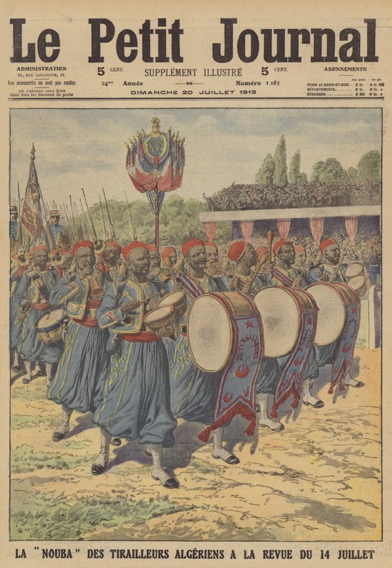 Band of the Algerian Tirailleurs marsjerer i militærparaden på Bastilledagen i Paris (farge litho) av French School