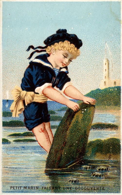 Gutt ser under stein på stranden av French School