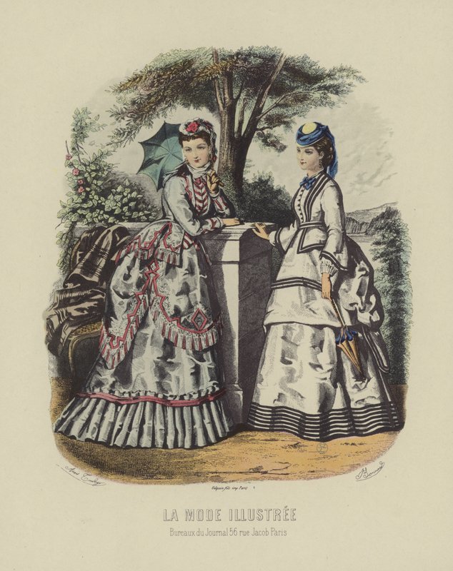 Elegante kvinner i stilkjole som står i hagen av French School