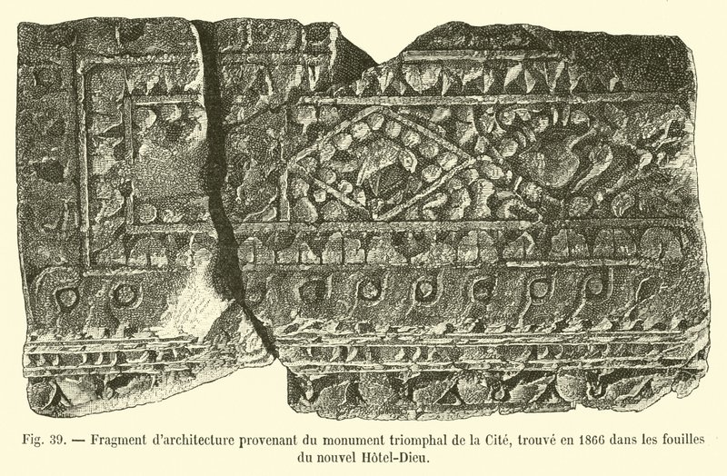 Fragment av arkitektur fra byens triumfmonument, funnet i 1866 i utgravningene av det nye Hotel-Dieu av French School
