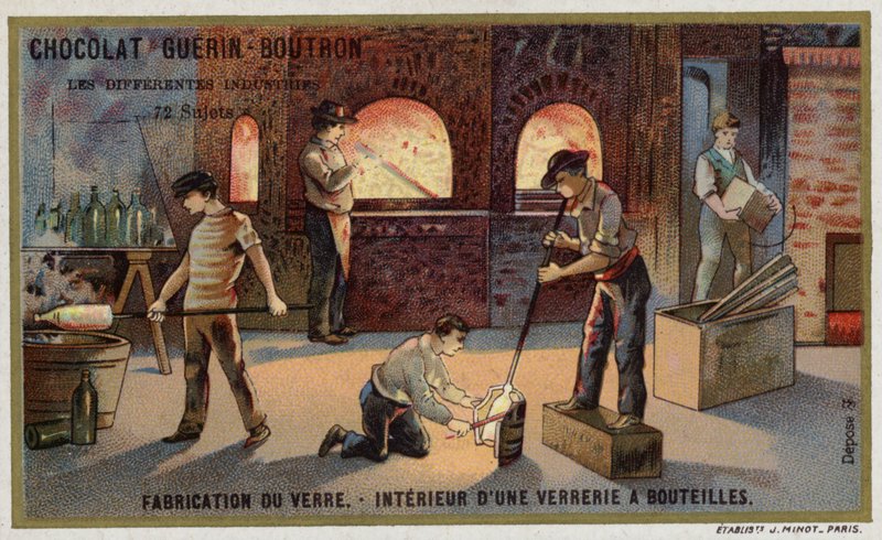 Glass produksjon. Interiøret i et flaskeproduksjonsanlegg (chromolitho) av French School
