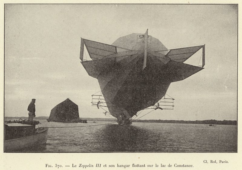 Zeppelin III og dens flytende hangar ved Bodensjøen (gravering) av French School