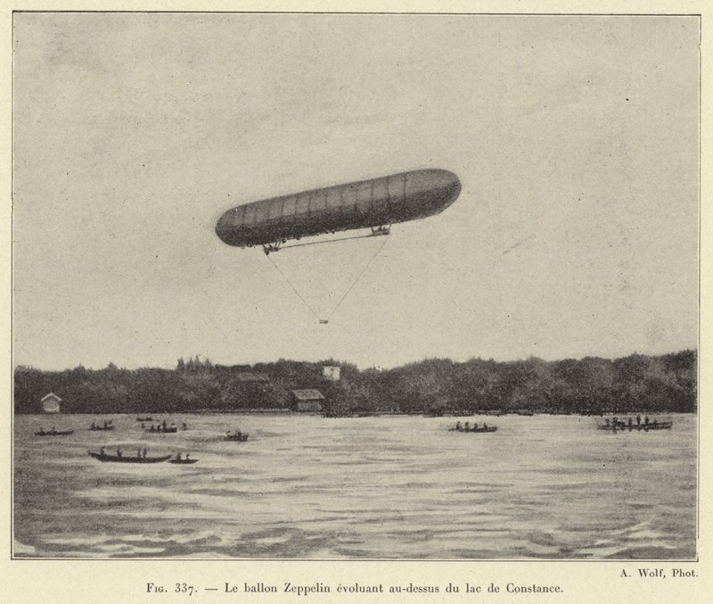 Zeppelinballongen som flyr over Bodensjøen (gravering) av French School