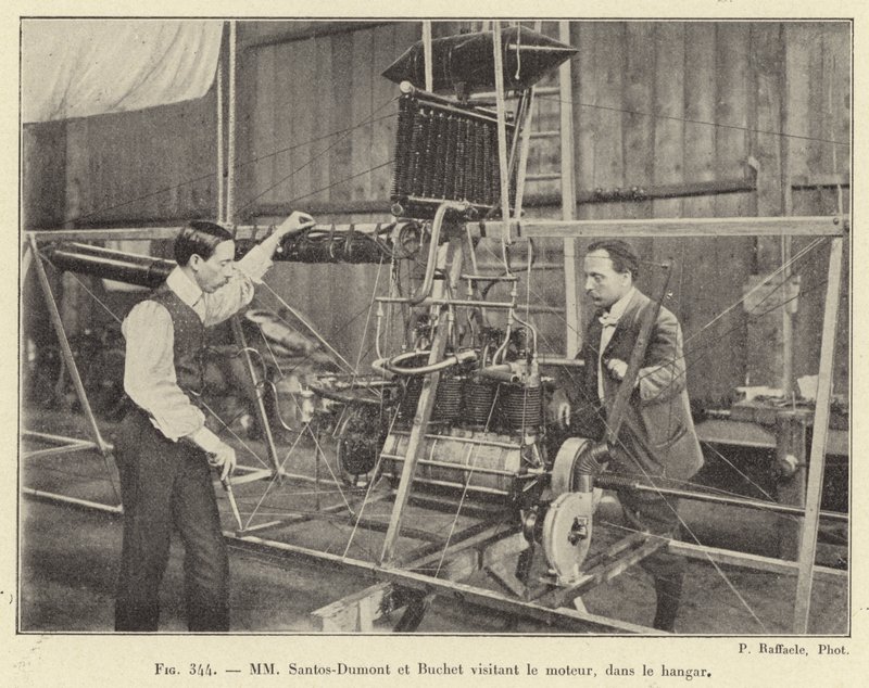 MM Santos-Dumont og Buchet besøker motoren, i hangaren (gravering) av French School