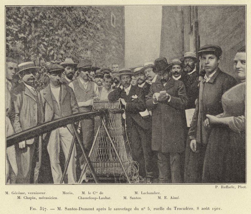 M Santos-Dumont etter redningen av nr. 5, Ruelle du Trocadero, 8. august 1901 (gravering) av French School