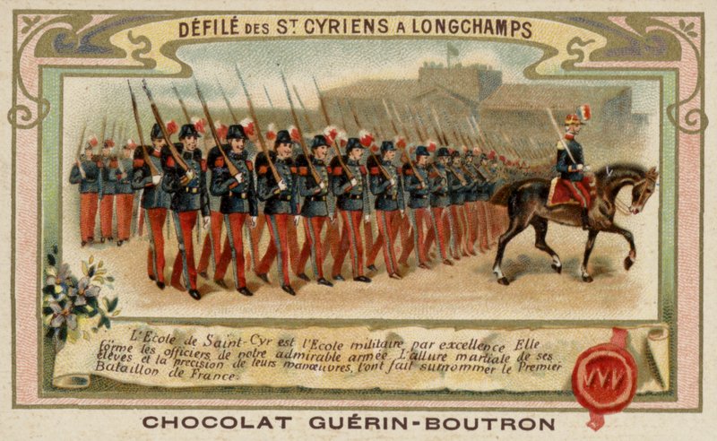 Parade av kadetter fra Military School of Saint-Cyr i Longchamps, Frankrike (chromolitho) av French School