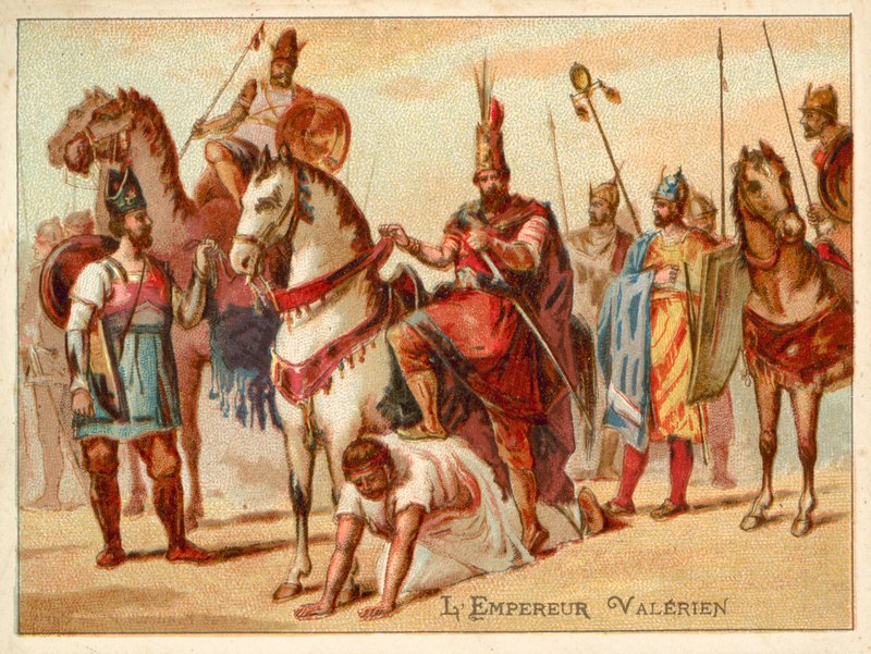 Den persiske kongen Shapur I brukte den fangede romerske keiseren Valerian som en fotskammel, c260 (chromolitho) av French School