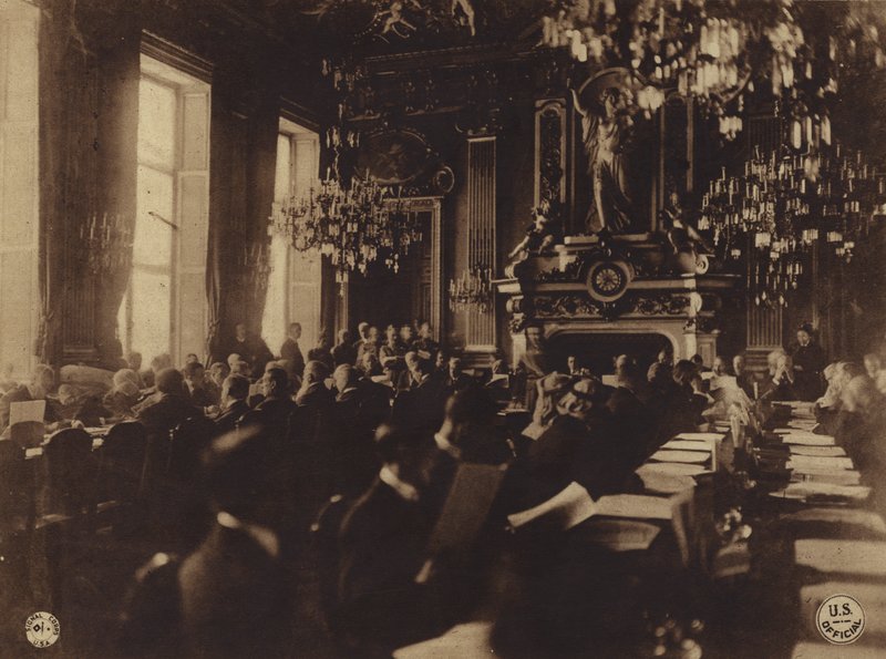 America in World War I: Tolk som oversetter president Poincares tale til engelsk ved åpningen av fredskonferansen (s/hv-bilde) av George Grantham   Bain News Service Bain