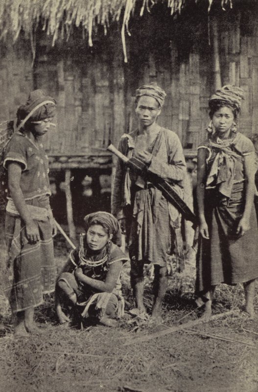 Burma: En Kachin-mann med den karakteristiske dah, og tre kvinner (s/hvitt-bilde) av Georges Bertin Scott
