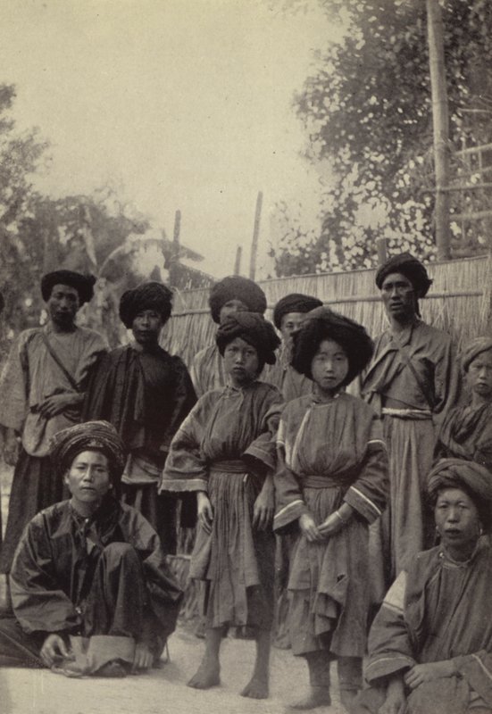 Burma: En gruppe Lihsaw-menn og kvinner (s/hvitt-bilde) av Georges Bertin Scott