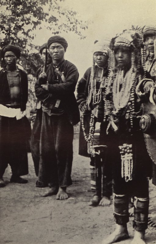 Burma: Akha-menn med kvinner i all sin finesse (s/hvitt-bilde) av Georges Bertin Scott