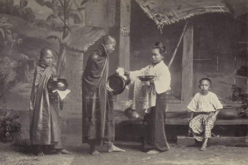 Burma: Pongyien med tiggerskålen sin (s/hvitt-bilde) av Georges Bertin Scott
