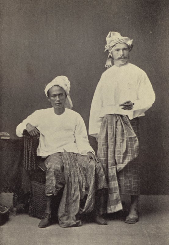 Burma: Forfatteren i burmesisk kjole (1878) med en fotballkamerat (s/hv-bilde) av Georges Bertin Scott