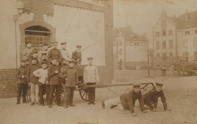 Tyske soldater som trekker (kanon) vogn. Postkort sendt i 1913. av German Photographer