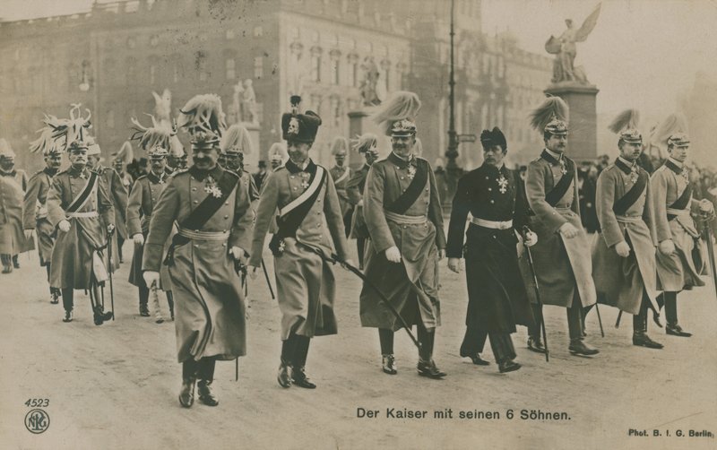 Keiser Wilhelm II av Tyskland med sine seks sønner. Postkort sendt i 1913. av German Photographer