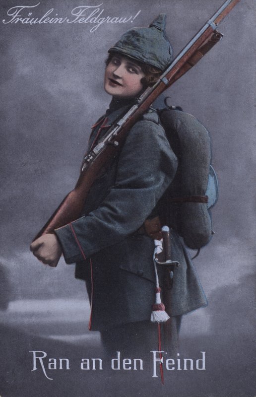 Tysk jente i militæruniform (fargebilde) av German School