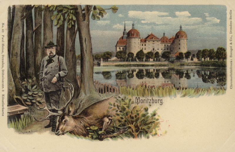 Postkort som viser en mann med en skutt hjort med Moritzburg Castle i bakgrunnen av German School