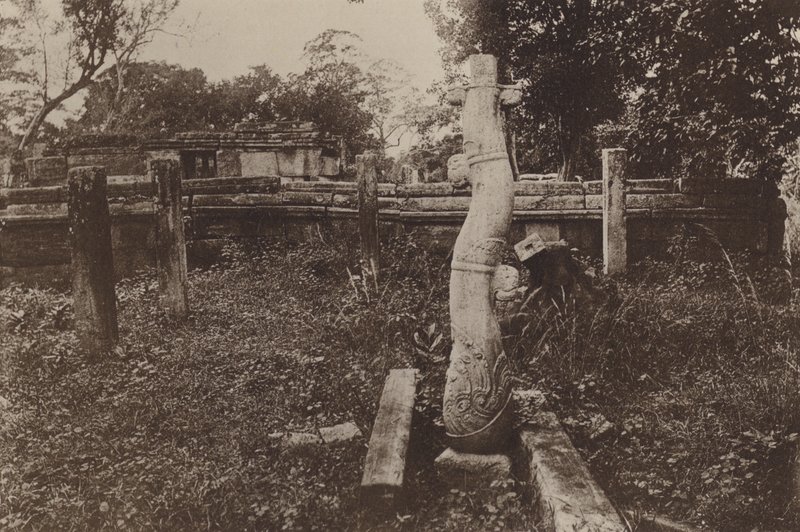 Ruined Cities of Ceylon: Curious Rounded Column and Ruins (b/w photo)   1400799   no       norwegian Successfully Translated  Original: Juanito Apiñani in de arena van Madrid Ligereza y atrevimiento de Juanito Apiñani en la de Madrid Stierengevechten (seri av Henry W. Cave