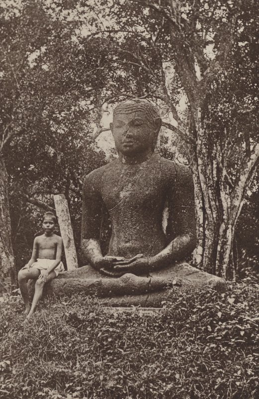 Ceylons ruinerte byer: Monolittisk Buddha-statue (s/hvitt-bilde) av Henry W. Cave