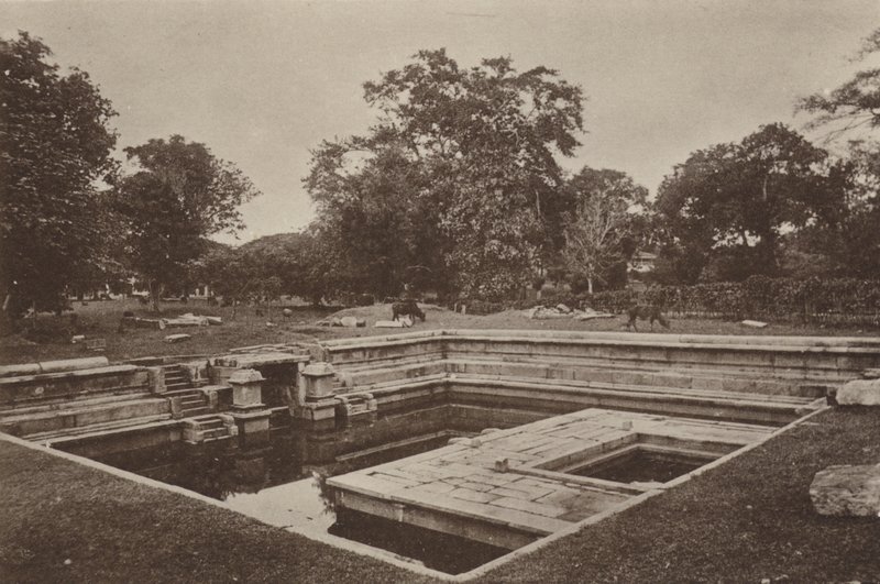 Ceylons ruinerte byer: Pokuna (s/hv-bilde) av Henry W. Cave