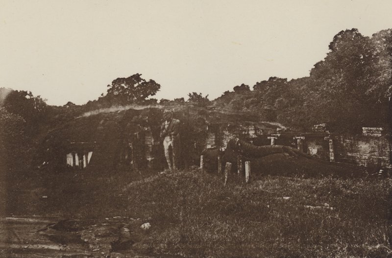 Ceylons ruinerte byer: Rock Temple at Polonnaruwa (s/hv-bilde) av Henry W. Cave