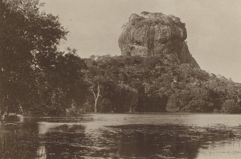 Ceylons ruinerte byer: Sigiri (s/hv-bilde) av Henry W. Cave