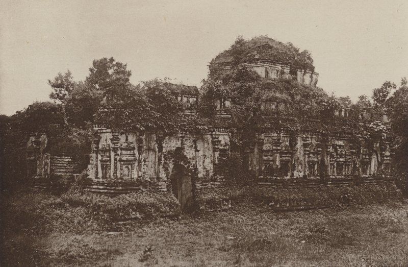 Ceylons ruinerte byer: Thuparama ved Polonnaruwa (s/hvitt-bilde) av Henry W. Cave