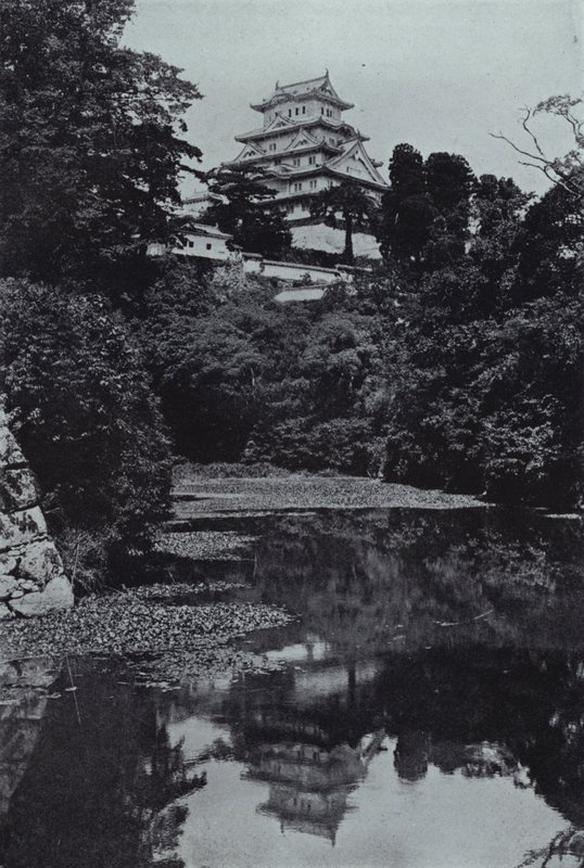 Et føydalslott, fra graven (s/hv-bilde) av Herbert Ponting