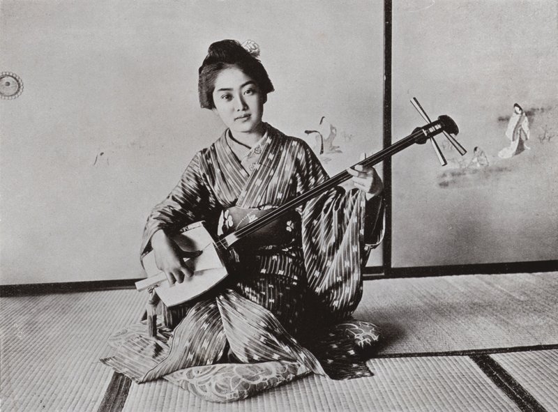 En Geisha som spiller Samisen (s/hvitt bilde) av Herbert Ponting