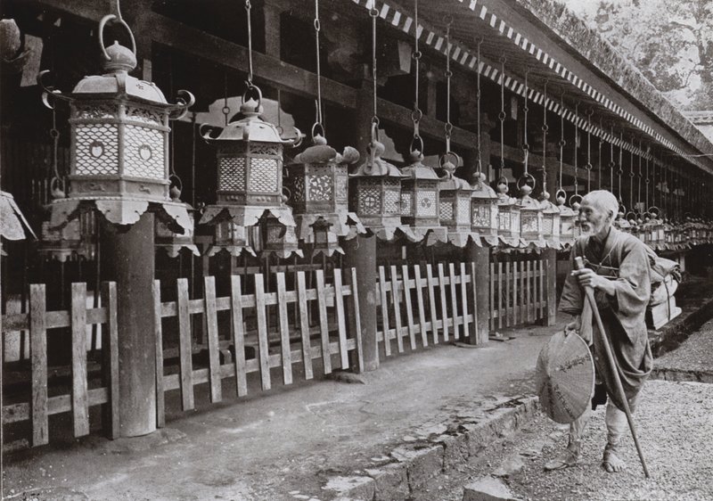 En pilegrim ved Kasuga-tempelet, Nara (s/hvitt-bilde) av Herbert Ponting