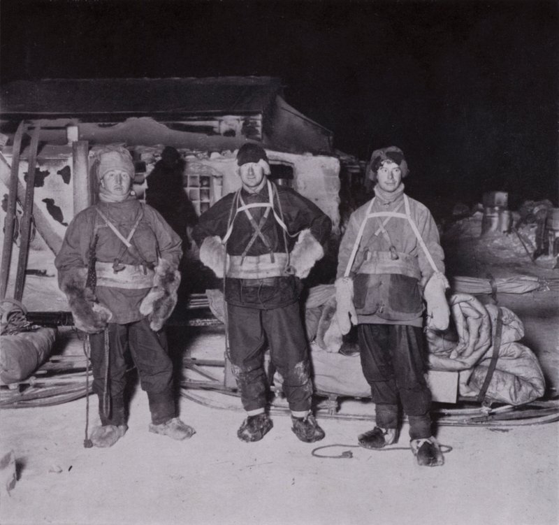 Dr. Wilson, løytnant Bowers og Cherry-Garrard drar til Cape Crozier (s/hv-bilde) av Herbert Ponting