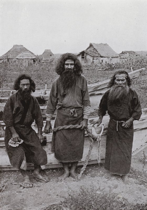 Happukonno, jegeren (i midten), og to Ainu-fiskere (s/hvitt-bilde) av Herbert Ponting