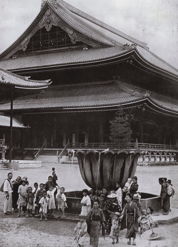 Higashi Honganji mpe, Kyoto (s/v p hot) av Herbert Ponting