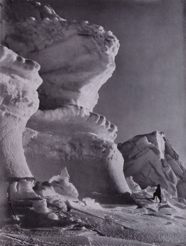Isbastioner på Slottet Berg (s/hvitt bilde) av Herbert Ponting