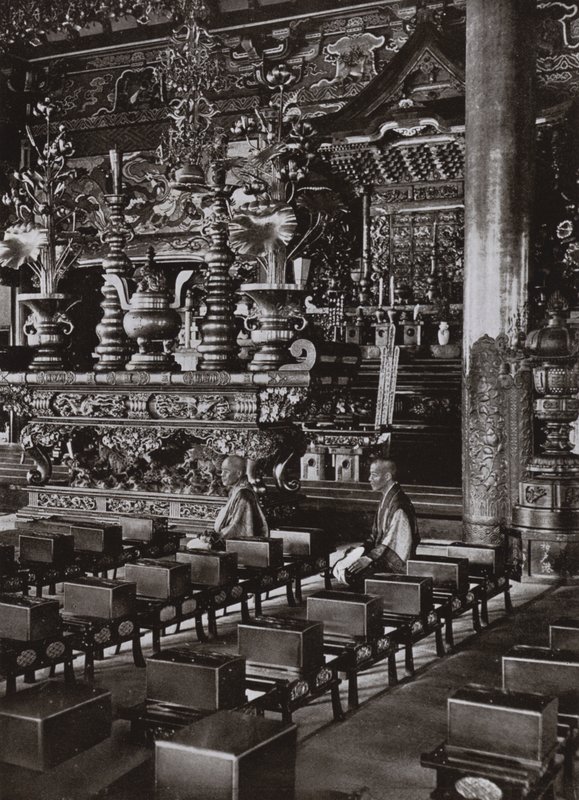 Interiør i et buddhistisk tempel (s/hvitt bilde) av Herbert Ponting