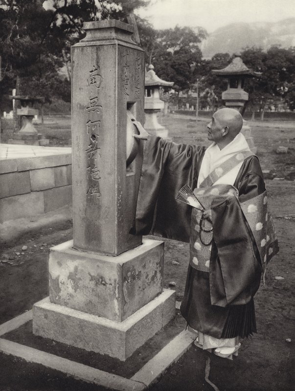 Japan på 1920-tallet: Bønnehjul og buddhistprest (s/hvitt-bilde) av Herbert Ponting