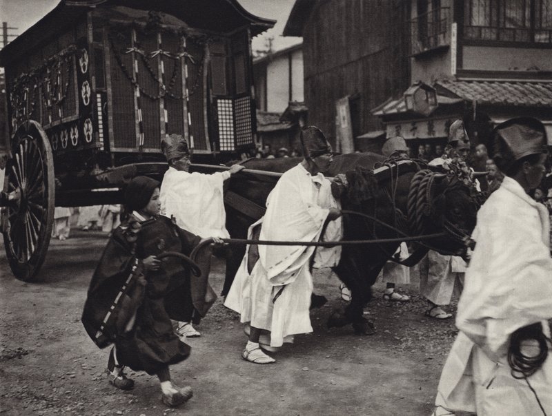 Japan på 1920-tallet: Shintoistisk begravelse av person av høy rang (s/hv-bilde) av Herbert Ponting