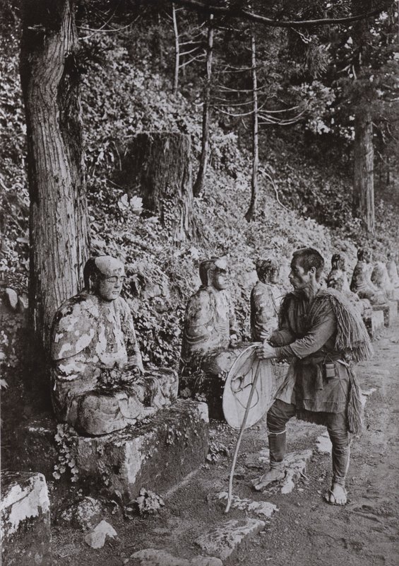 Meditasjon, en studie ved Gamman-ga-Fuchi, Nikko (s/hvitt-bilde) av Herbert Ponting