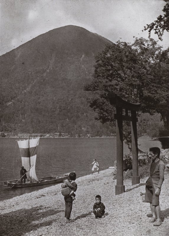 Nantai-zan og Lake Chuzenji (s/hvitt bilde) av Herbert Ponting