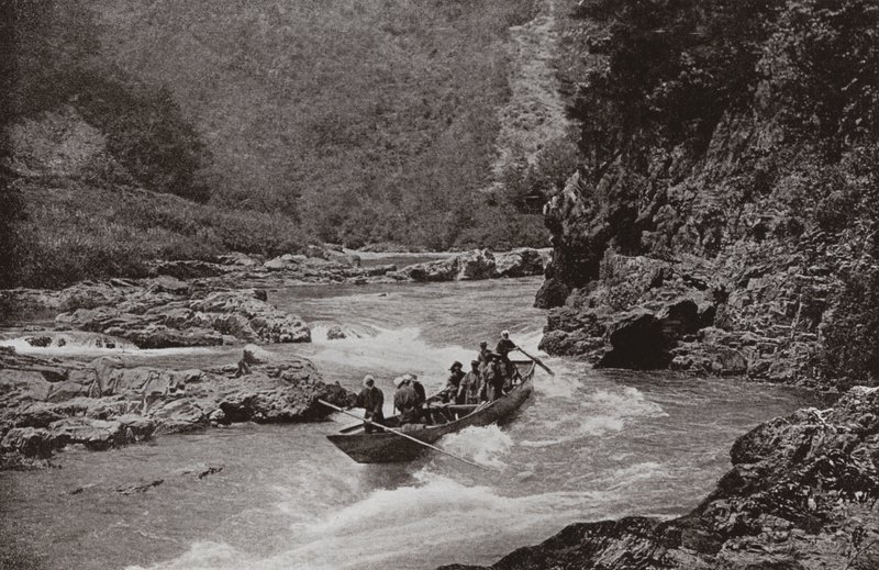 Skyting av Rapids of the Katsura-gawa (s/hvitt bilde) av Herbert Ponting