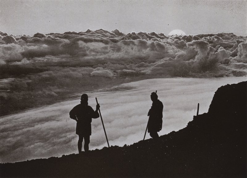 Solnedgang fra toppen av Fuji (s/hvitt bilde) av Herbert Ponting