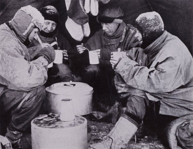 "Den kvelden hadde de julemiddag" (s/hvitt-bilde) av Herbert Ponting