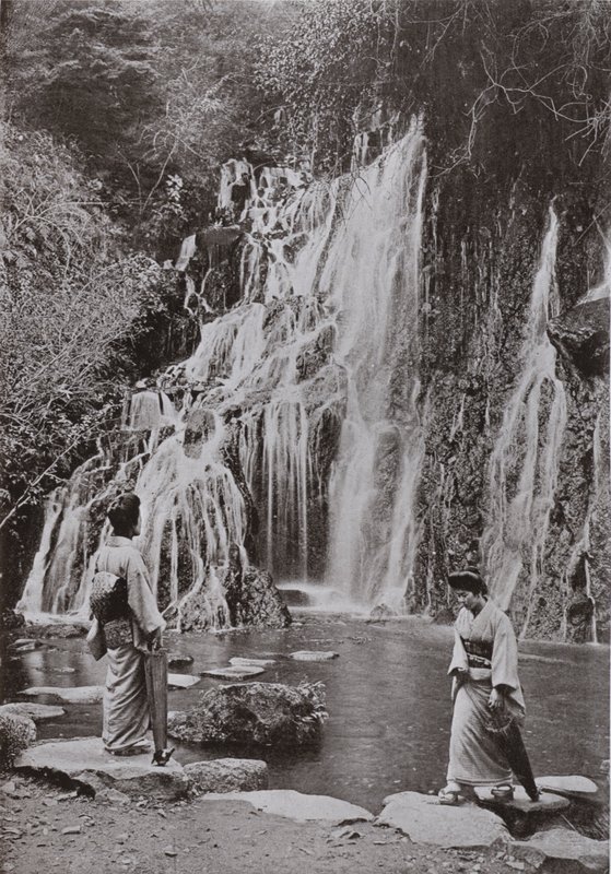 The Waterfall of Falling Jewels at Yumoto (s/hv-bilde) av Herbert Ponting