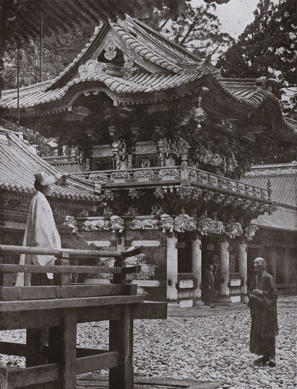 The Yomei Gate at Nikko (b/w photo) av Herbert Ponting