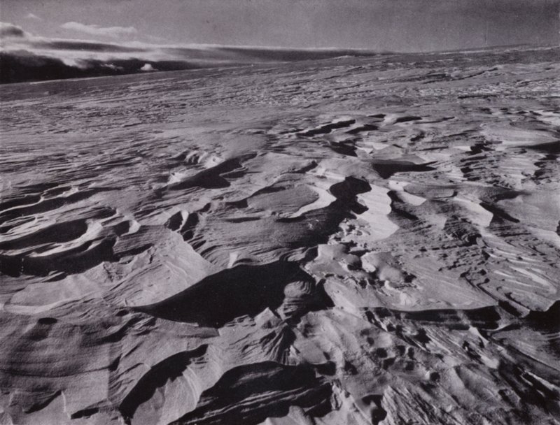 "De store bølgene av frossen snø kastet opp av vinden" (s/hvitt-bilde) av Herbert Ponting